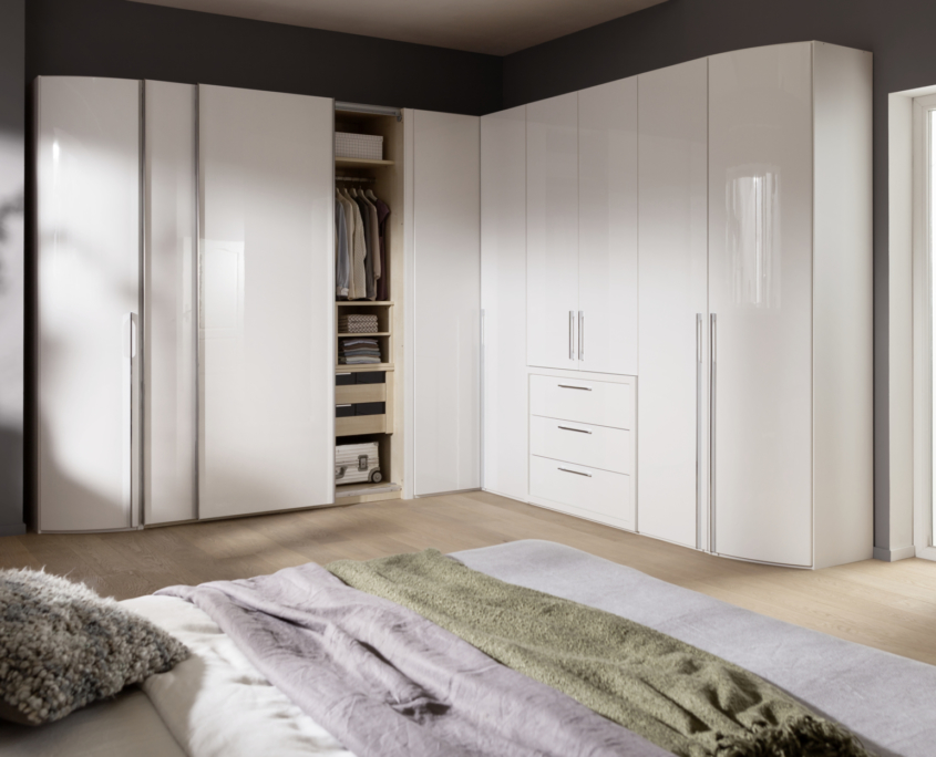 Sfeerfoto van een slaapkamer met een Nolte kast in wit hoogglans